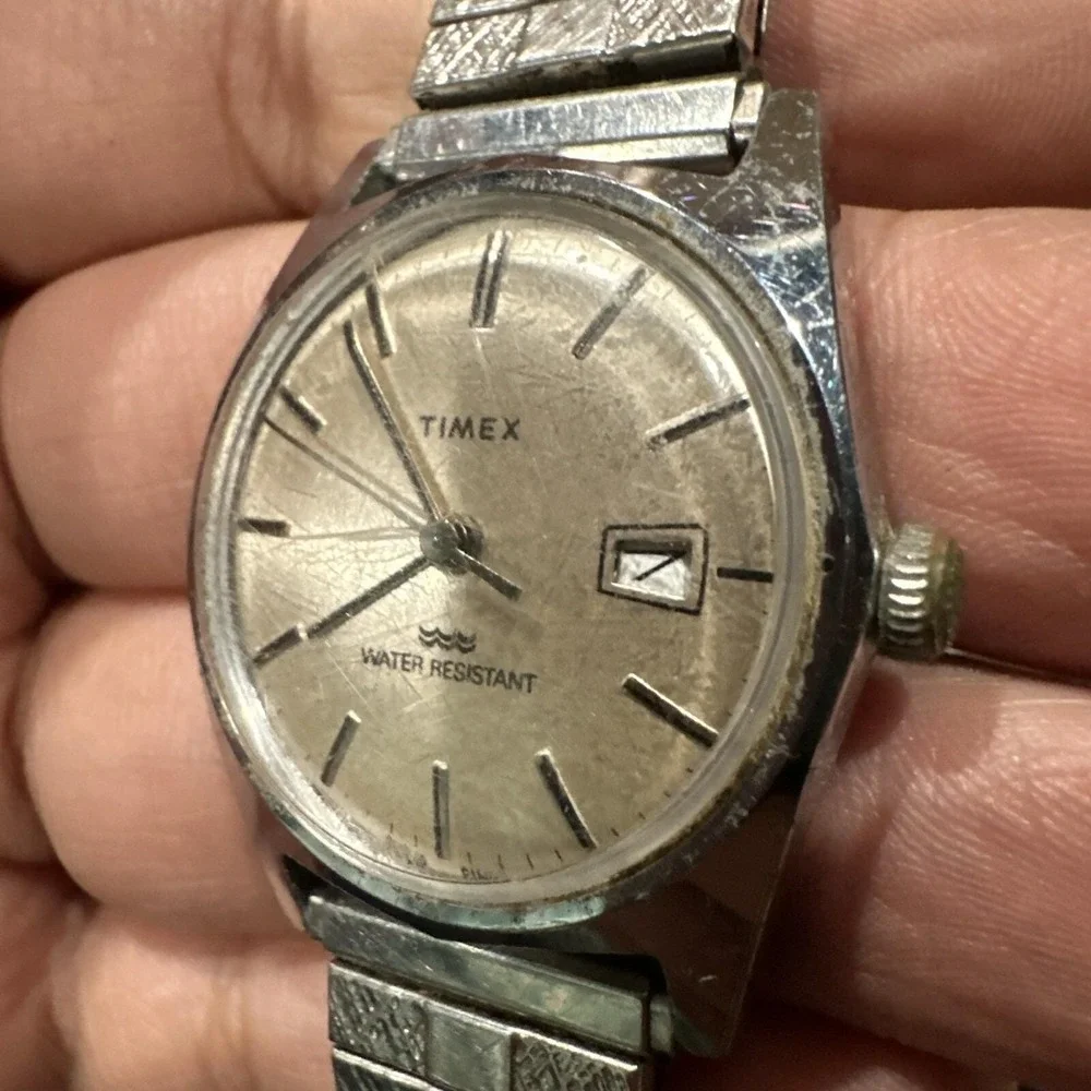 Running Vintage Timex‎ Mechanical Wristwatch Water Resistant Date Watch Silver